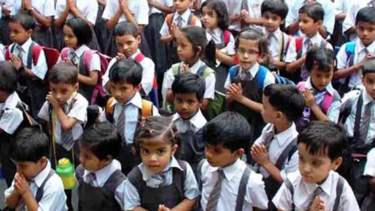 स्कूलों में गायत्री मंत्र व अन्य प्रार्थनाएं अनिवार्य।- India TV Hindi