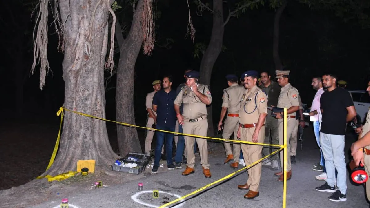 घटनास्थल की जांच करते पुलिस अधिकारी- India TV Hindi
