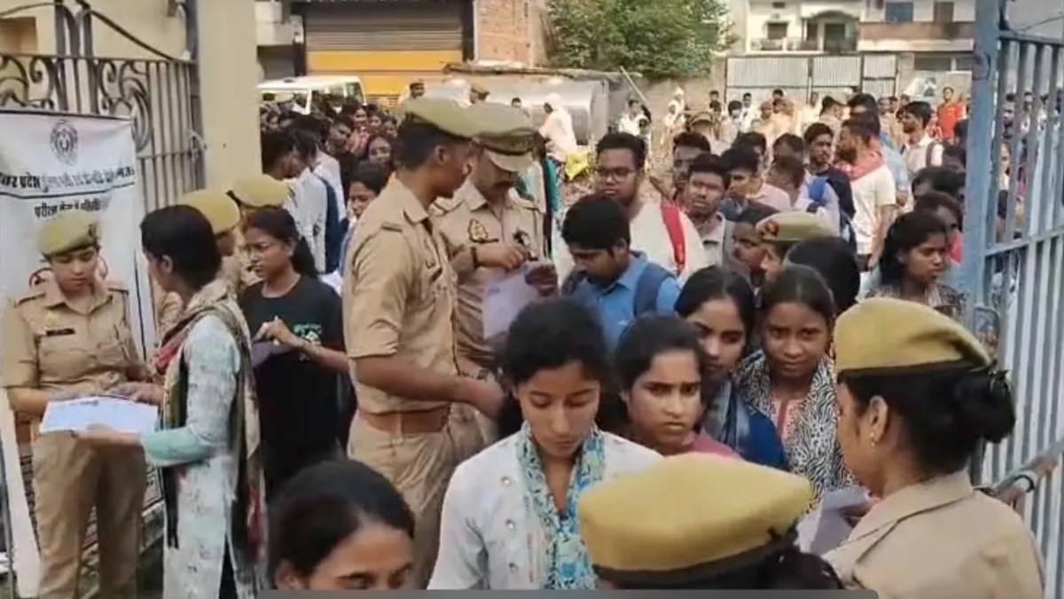 एग्जाम सेंटर के बाहर लाइन में खड़े परीक्षार्थी- India TV Hindi