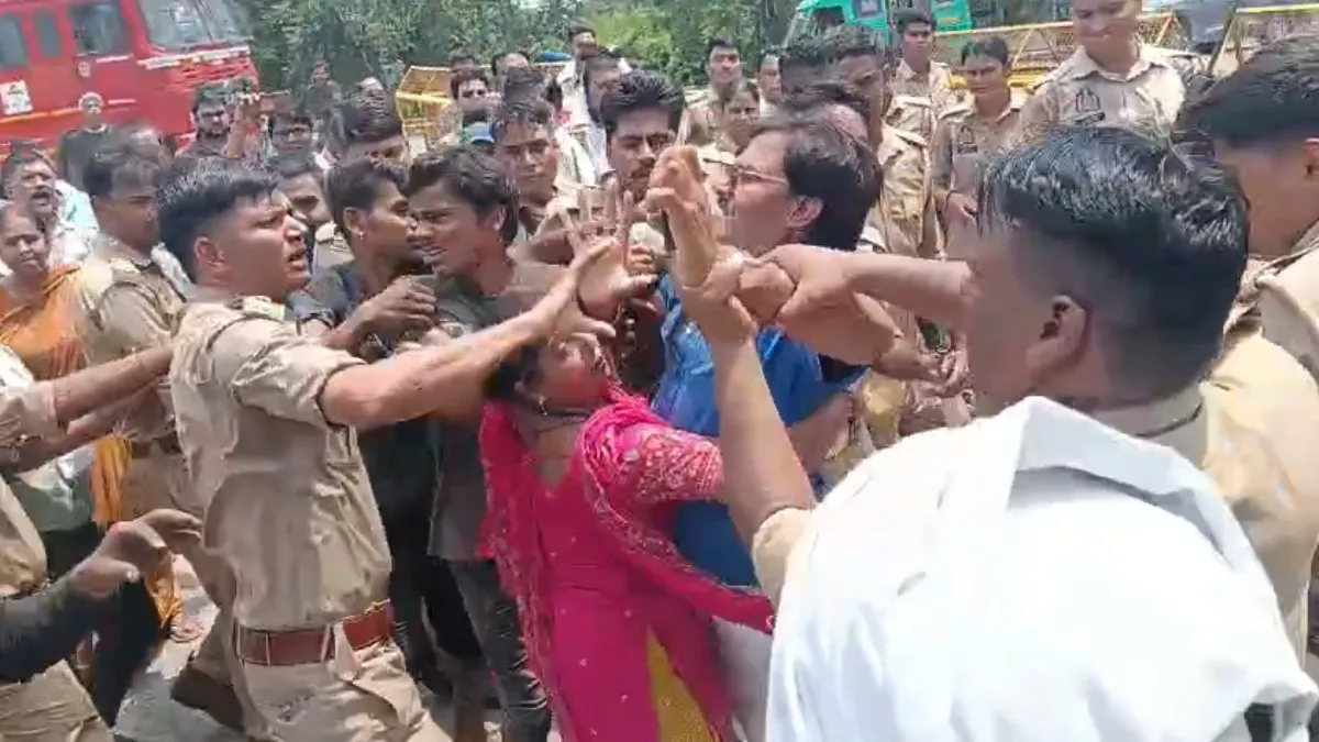 Police inspector slaps a shopkeeper in public- India TV Hindi
