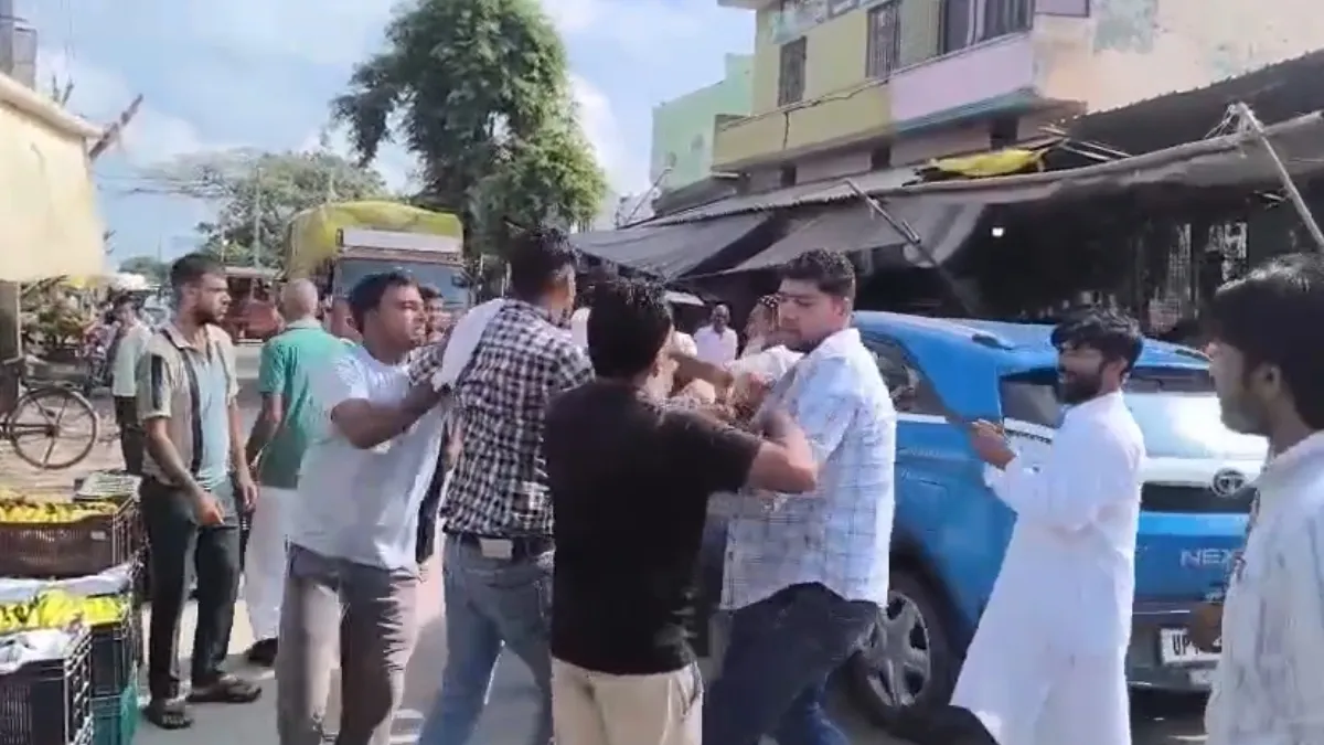 बागपत में चाट युद्ध के बाद अब केले को लेकर हुई जंग, बीच सड़क पर जमकर चले लात-घूंसे; वीडियो वायरल