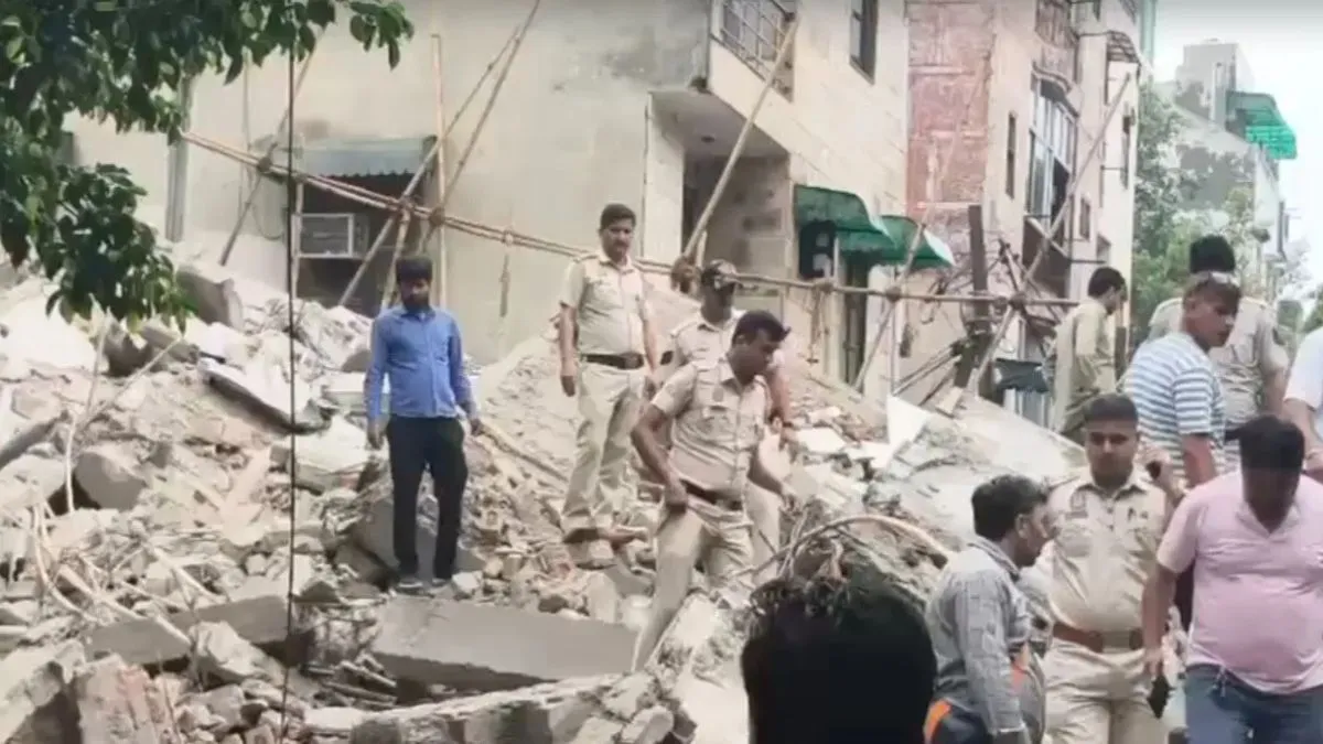 दिल्ली में इमारत गिरने से हुआ बड़ा हादसा- India TV Hindi