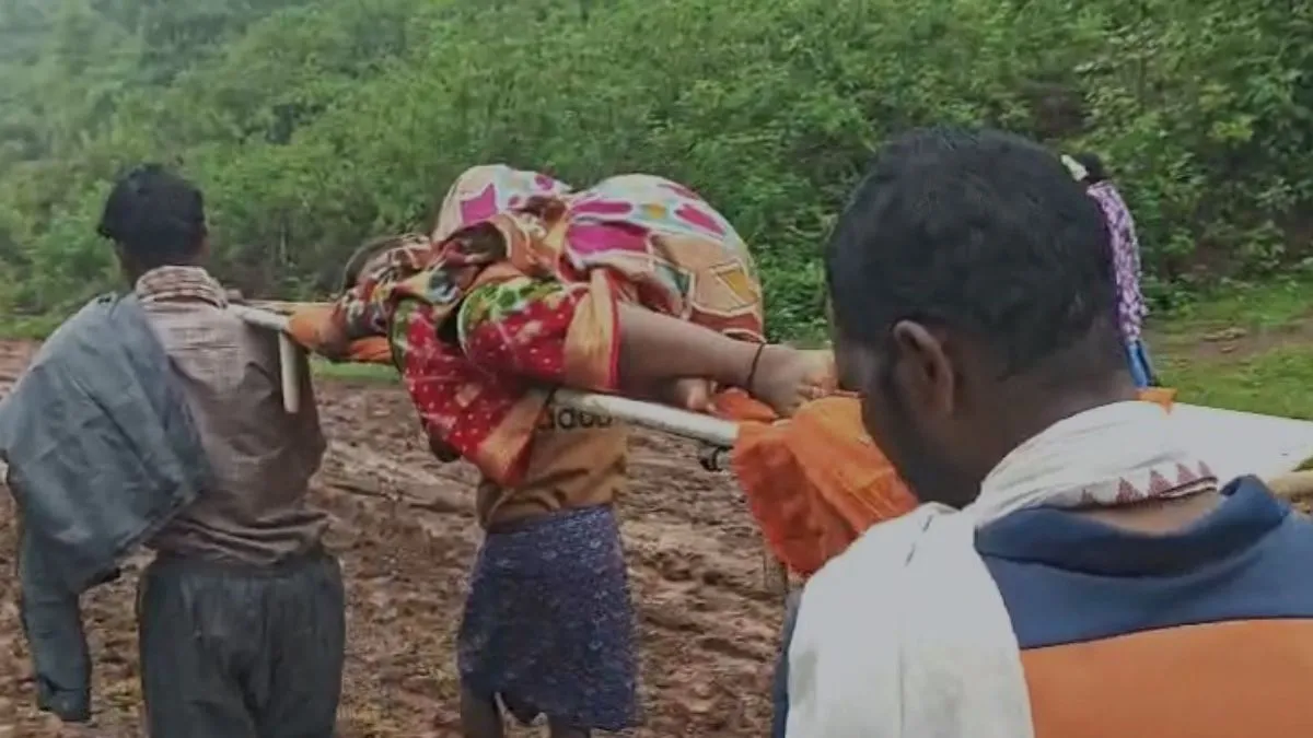 प्रसव पीड़ा से तड़पती गर्भवती को स्ट्रेचर पर उठाकर ले गए ग्रामीण- India TV Hindi