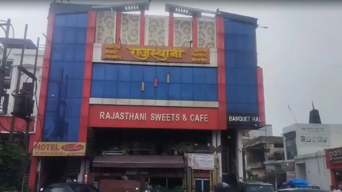सीतापुर के होटल में...- India TV Hindi