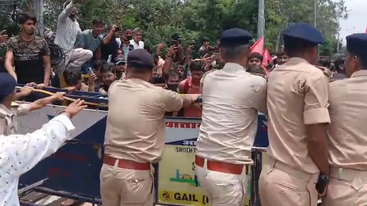  पटना में छात्रों के प्रदर्शन ने लिया उग्र रूप, पुलिस से झड़प, आंसू गैस और वॉटर कैनन का इस्तेमाल- India TV Hindi