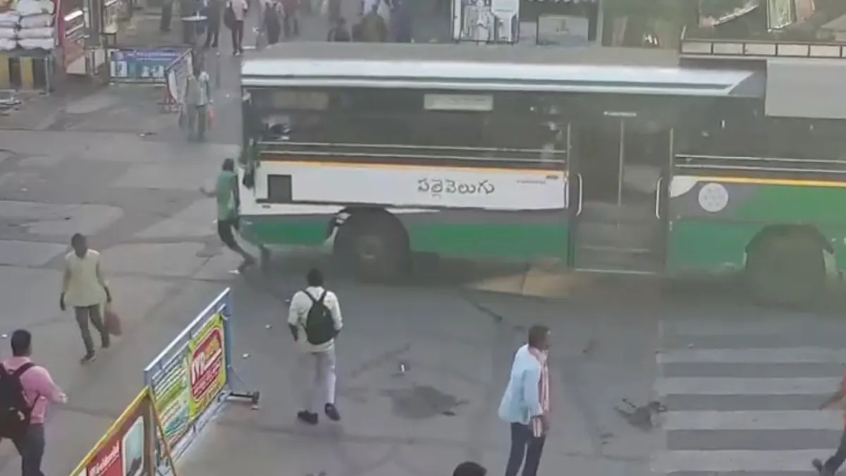 Vijayawada road accident, Mobile phone distraction, CCTV accident video- India TV Hindi