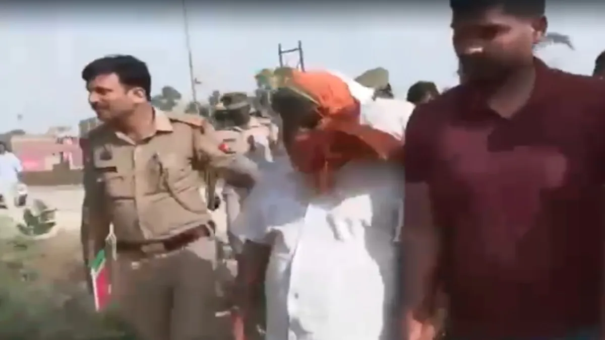 आरोपियों को लेकर पहुंची पुलिस- India TV Hindi