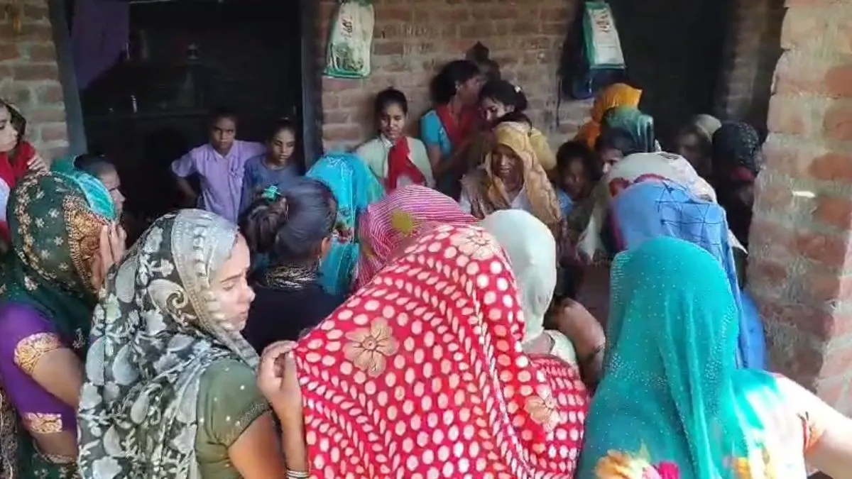 man lost his life after coming in contact with a high tension wire in Badaun.- India TV Hindi