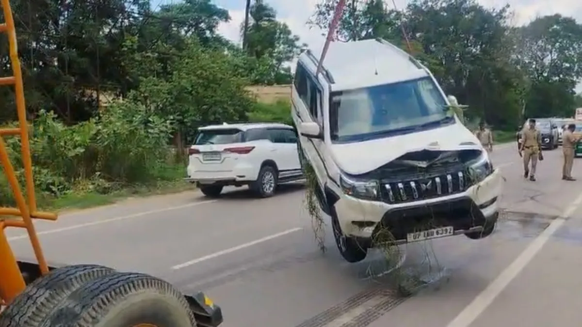 In Barabanki, a car went out of control and fell into a drain, which was pulled out.- India TV Hindi