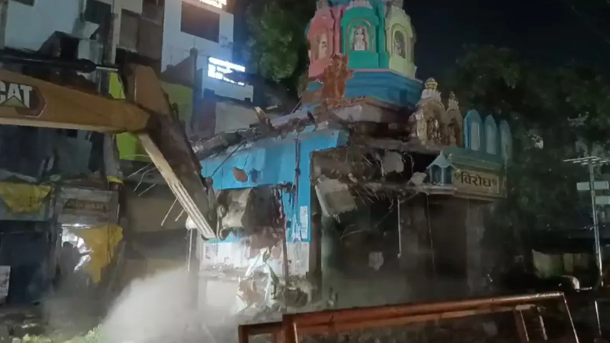 यूपी के चंदौली में हादसा, काली मंदिर को हटाने की कार्रवाई के दौरान मलबे की चपेट में आए 2 लोग, एक मजदूर की मौत