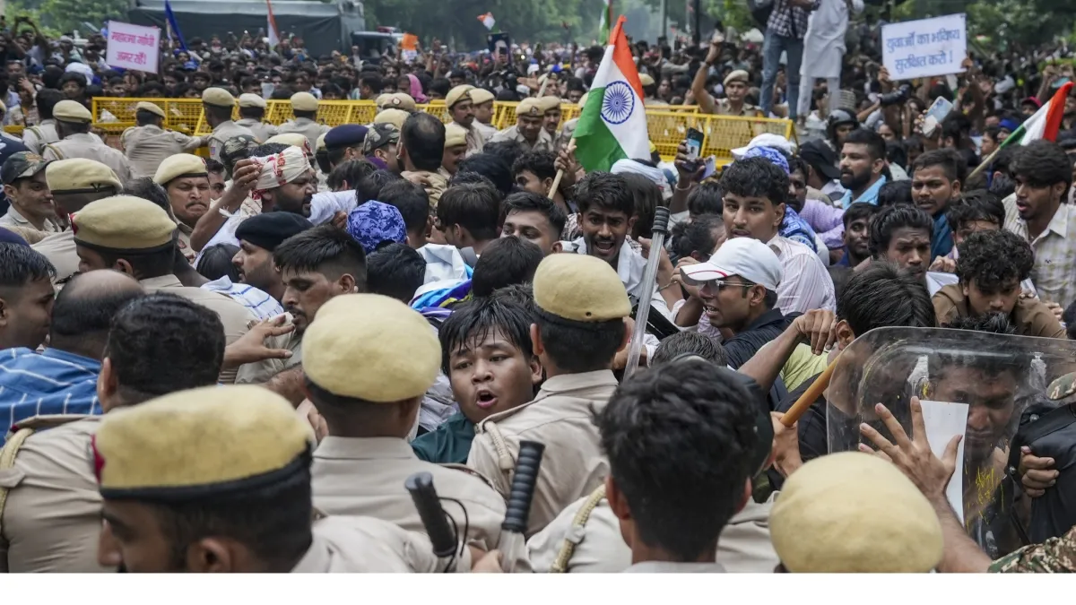 कॉकरोच जनता पार्टी के समर्थकों को सुरक्षाकर्मियों ने रोका।- India TV Hindi