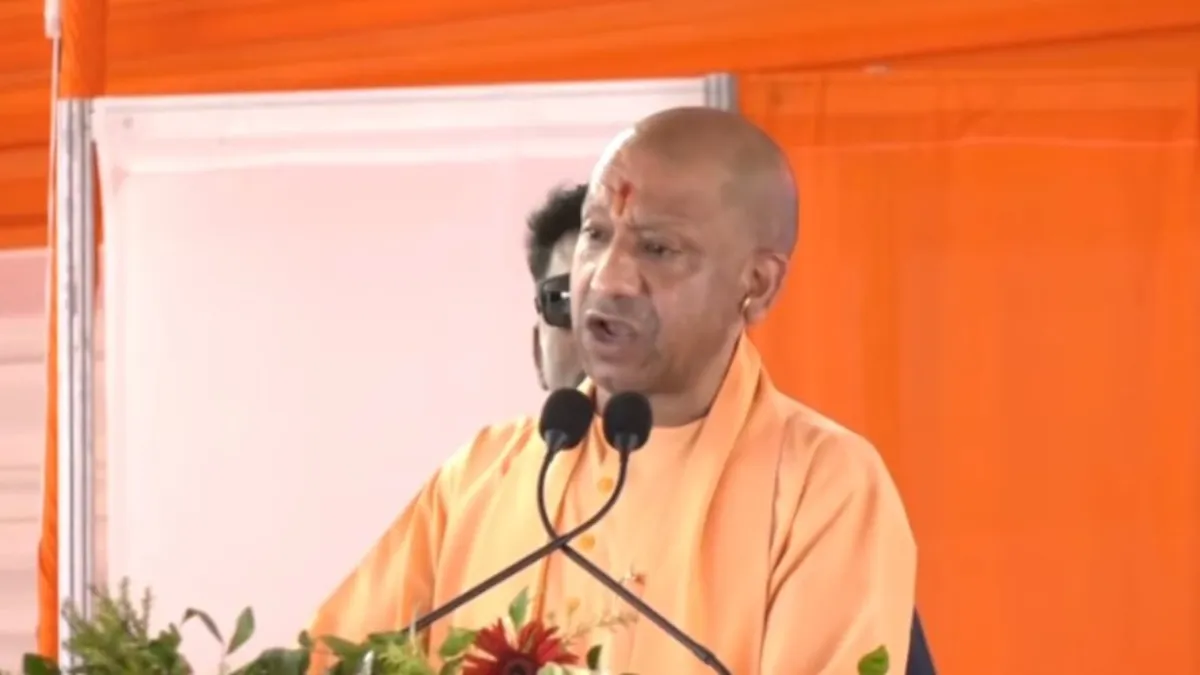 गाजीपुर में सपा पर जमकर बरसे सीएम योगी आदित्यनाथ, बोले- 'पाप का पर्दा उठा तो ये कहीं मुंह दिखाने लायक नहीं बचेंगे'
