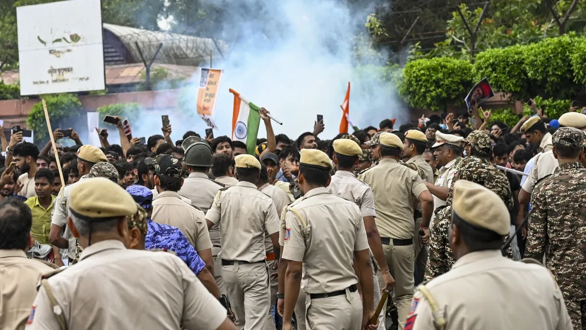 प्रदर्शनकारियों के बीच दिल्ली पुलिस- India TV Hindi