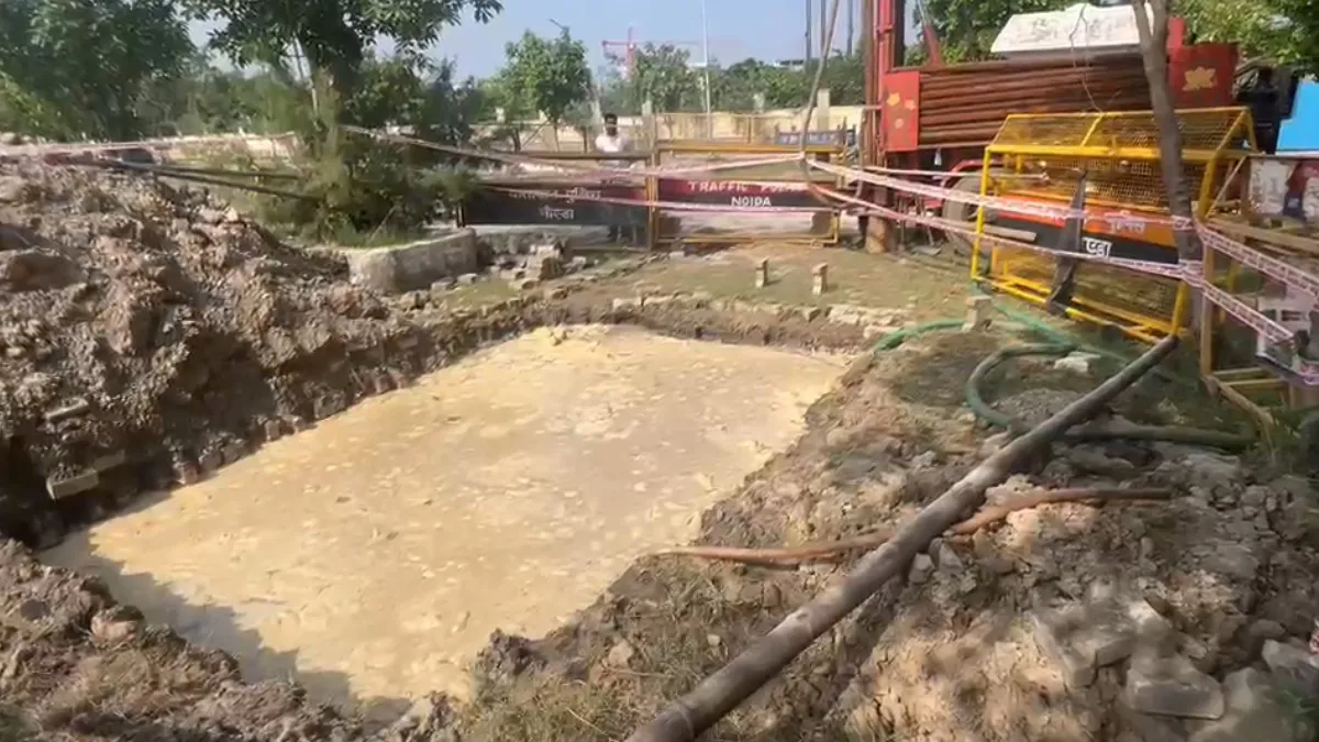 Greater Noida Pit Hole- India TV Hindi