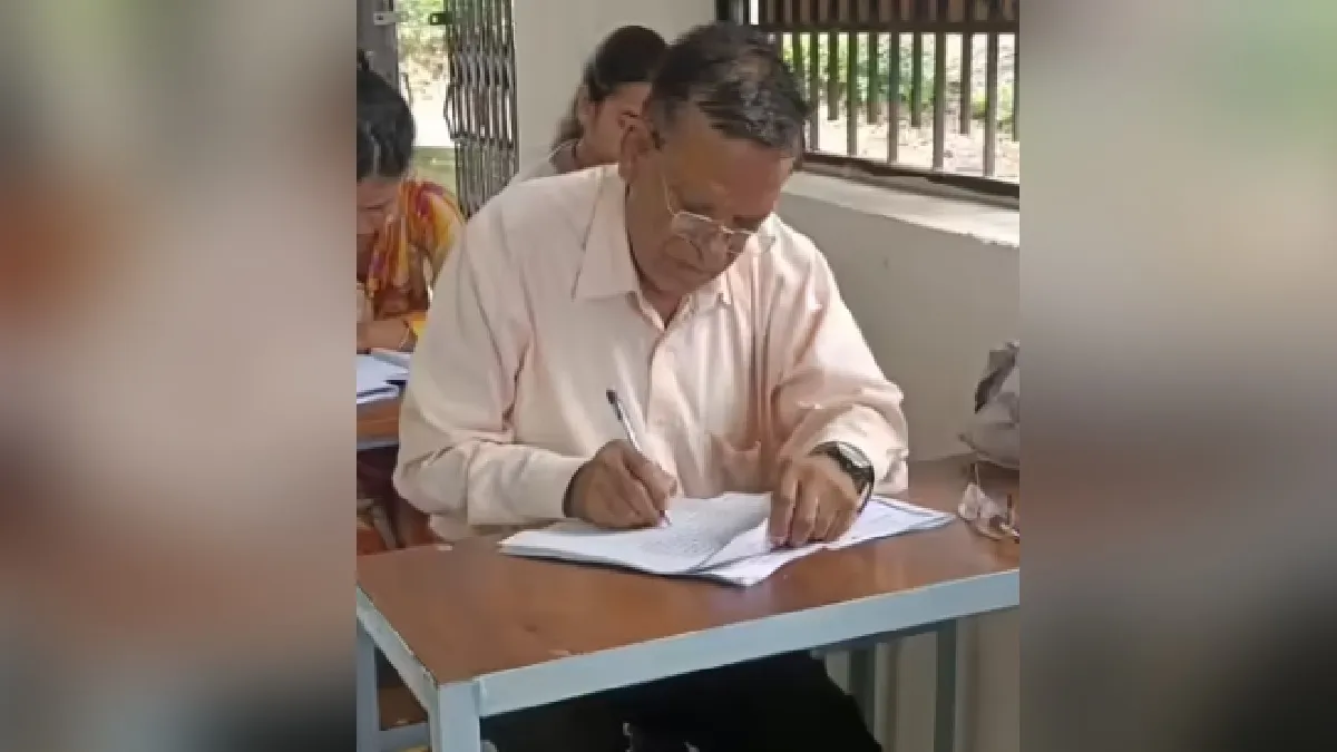 एग्जाम सेंटर में बैठे 75 वर्षीय बुजुर्ग मिल्खी राम- India TV Hindi