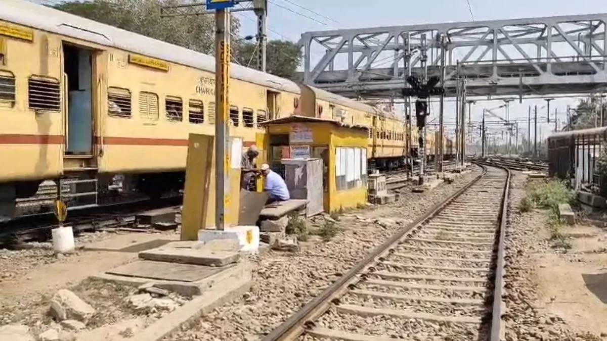 पत्नी के सामने पति और उसकी प्रेमिका ने खाया जहर, ट्रेन में की आत्महत्या करने की कोशिश; बेहोश होकर गिरे