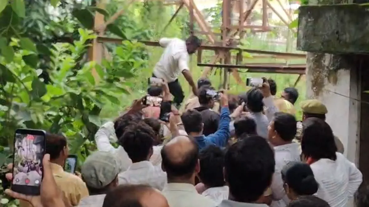 A Accused climbs to tower- India TV Hindi