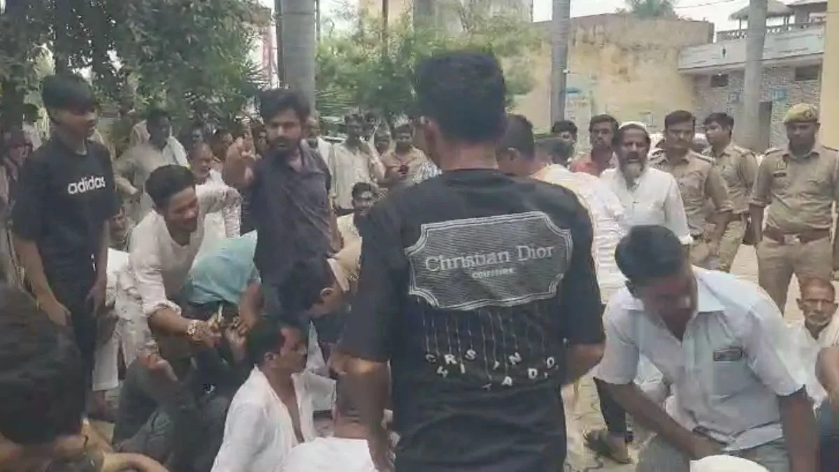 Muzaffarnagar JE beaten by locals- India TV Hindi