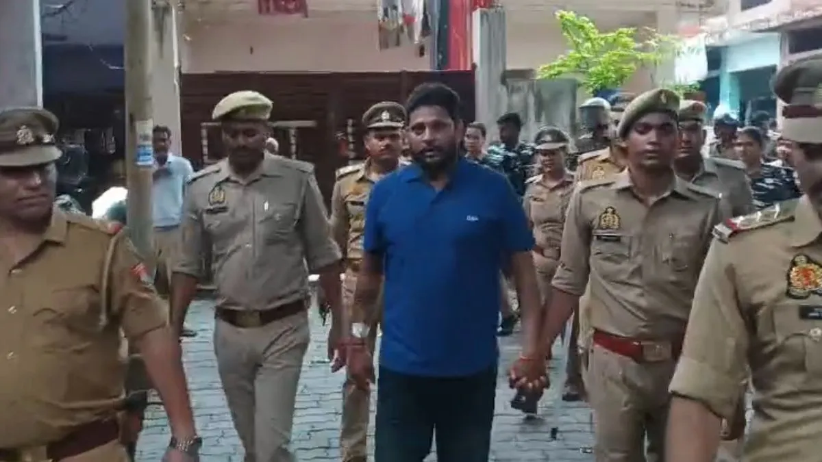 Kanpur police arrested Gaurav Jain and paraded him through the streets.- India TV Hindi