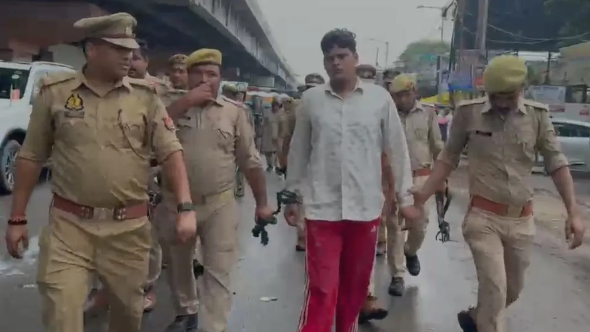 Kanpur police arrested the accused and made him walk for about two kilometers.- India TV Hindi