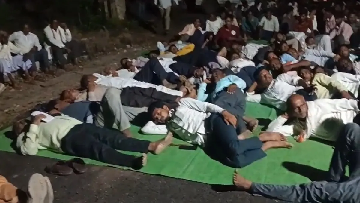 villegers sitting outside electricity office- India TV Hindi