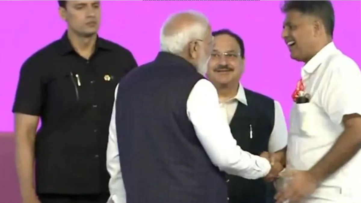 पीएम मोदी से मिलते कांग्रेस सांसद मनीष तिवारी- India TV Hindi