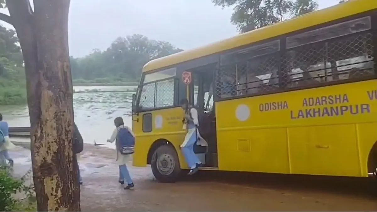 odisha Jharsuguda bus stuck in mud- India TV Hindi