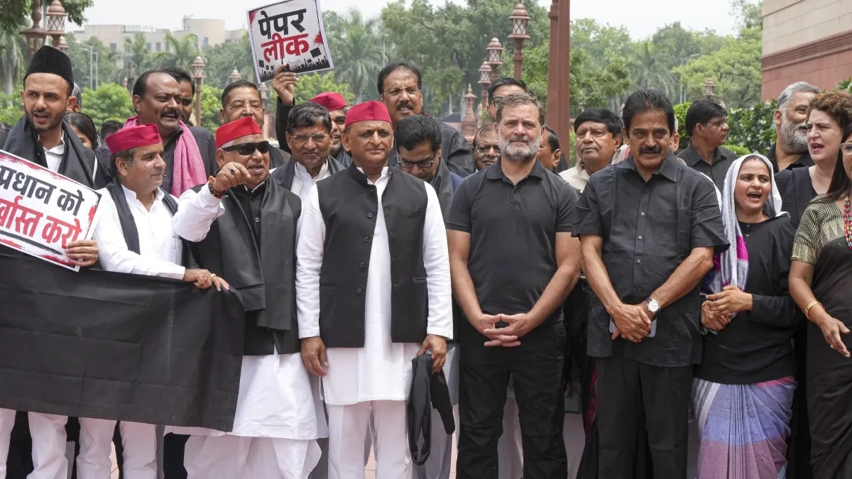 काले कपड़े पहनकर विरोध प्रदर्शन करते विपक्षी सांसद - India TV Hindi
