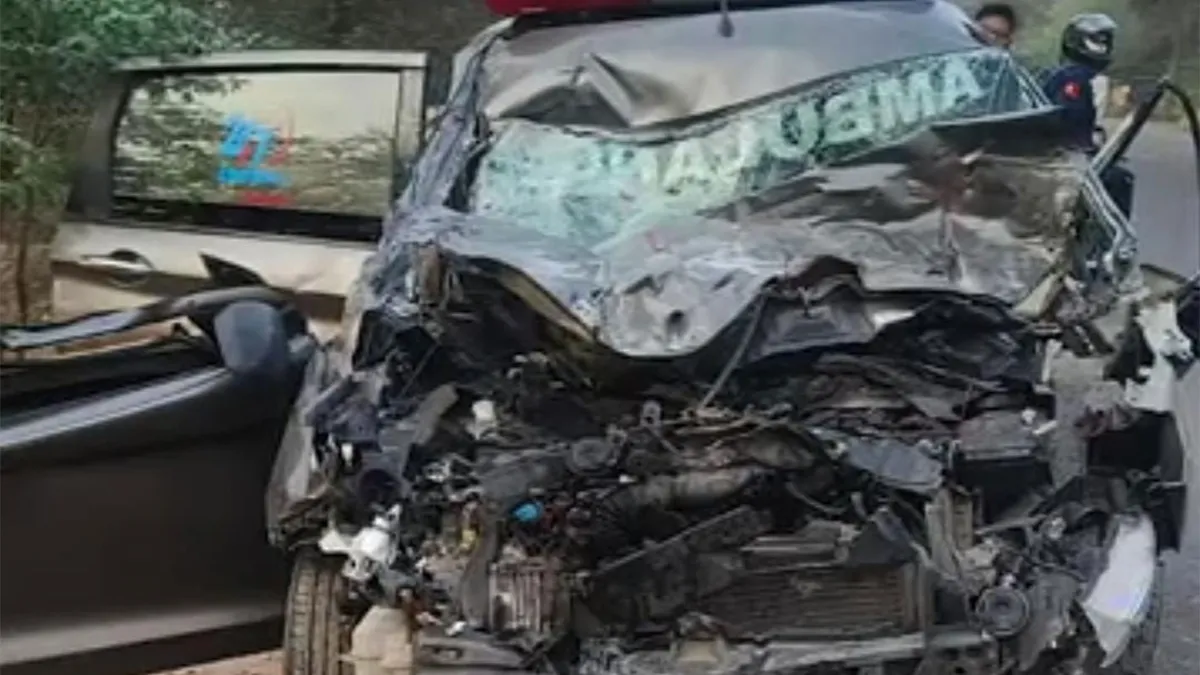 Ambulance collide with Army truck- India TV Hindi