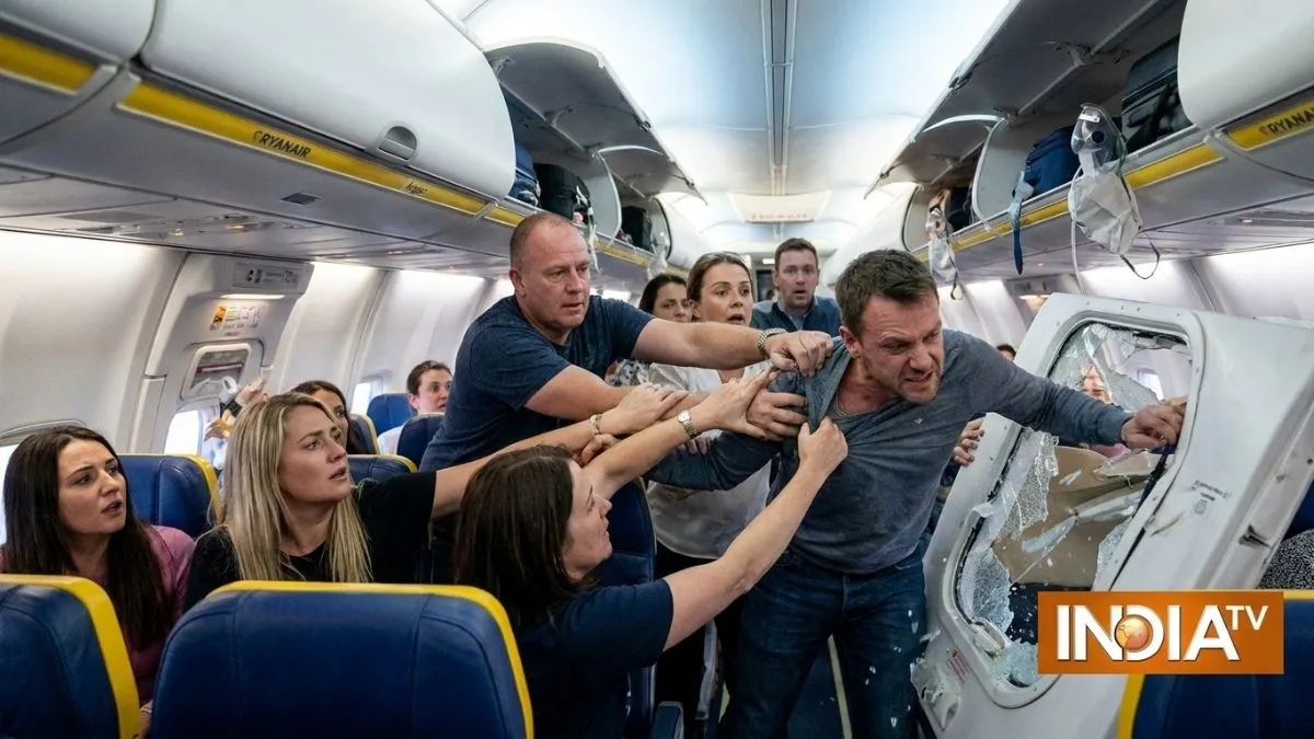 Ryanair flight incident, Boeing 737 window failure- India TV Hindi