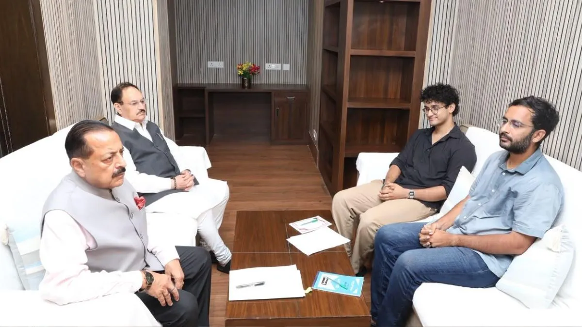 केंद्रीय मंत्रियों के साथ कॉकरोच जनता पार्टी की बातचीत  - India TV Hindi