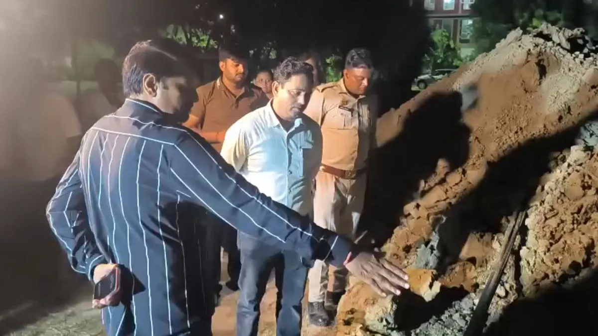 घटना स्थल पर मामले की जांच करते अधिकारी- India TV Hindi