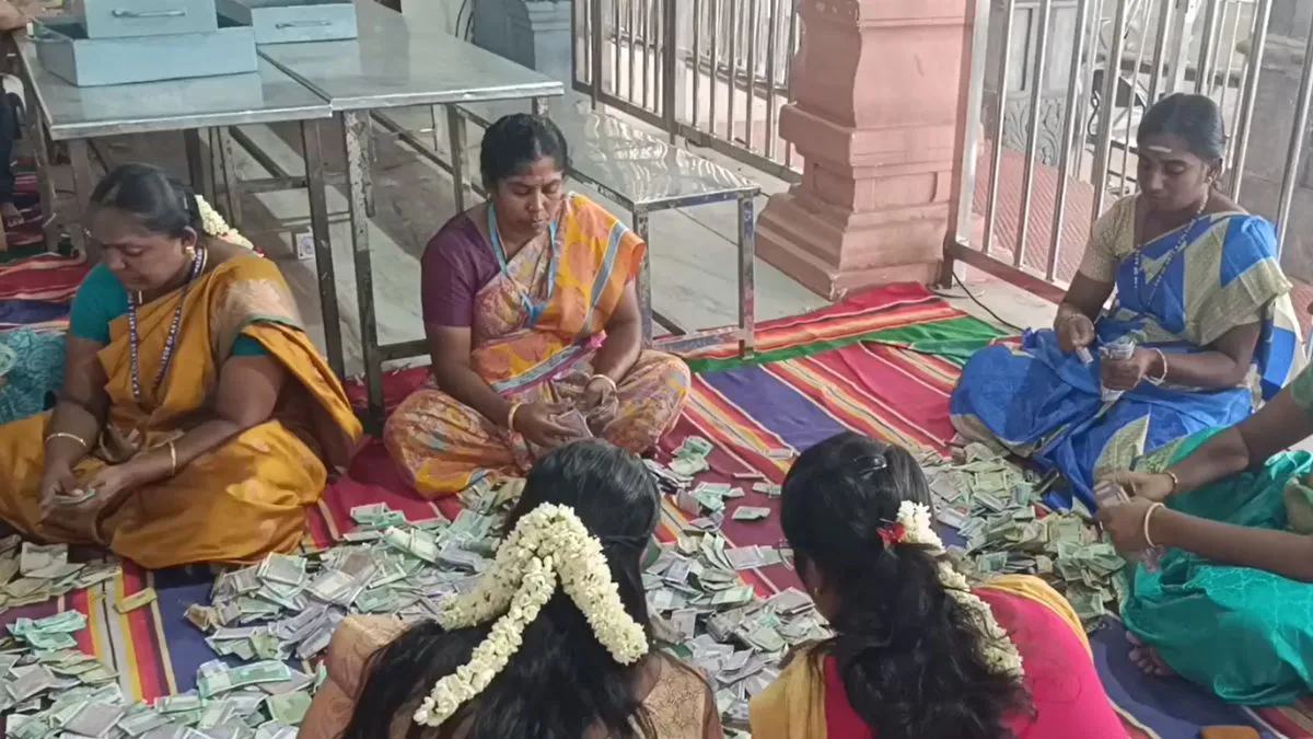 मंदिर के दान की गिनती...- India TV Hindi
