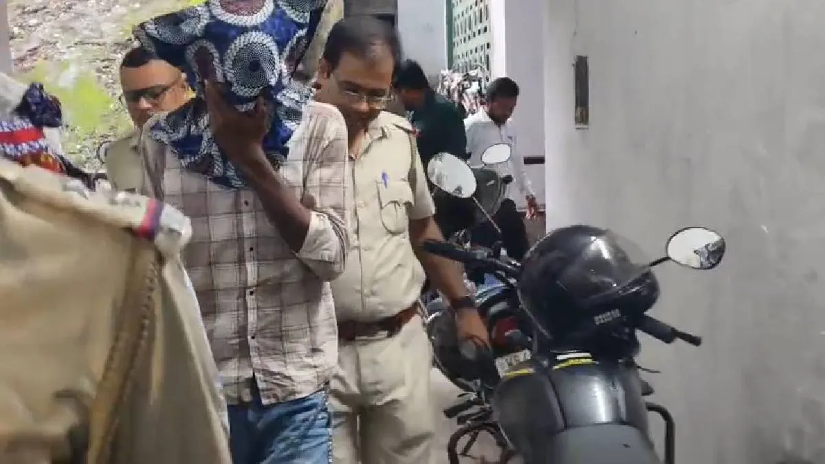 पुलिस हिरासत में आरोपी- India TV Hindi