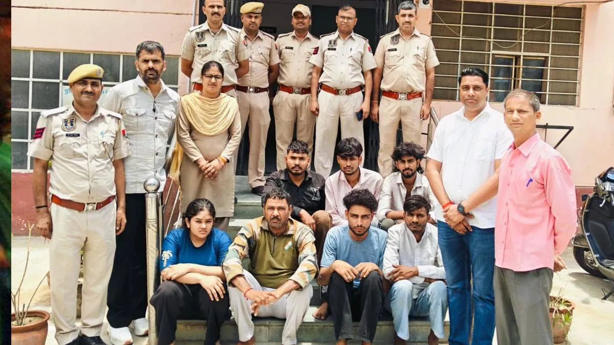 पुलिस हिरासत में - India TV Hindi
