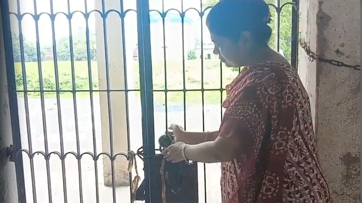 teacher locked in school- India TV Hindi