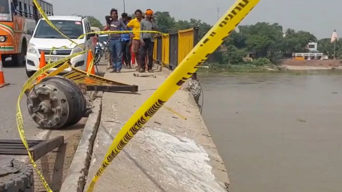 Truck falls into Ganga River Kannauj- India TV Hindi