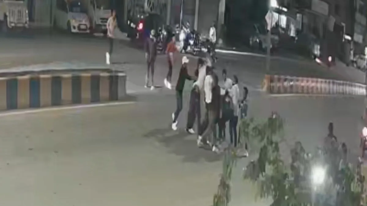 कार सवार के साथ की मारपीट।- India TV Hindi