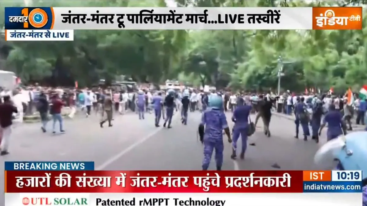 प्रदर्शनकारियों की आरएएफ के साथ हुई झड़प।- India TV Hindi