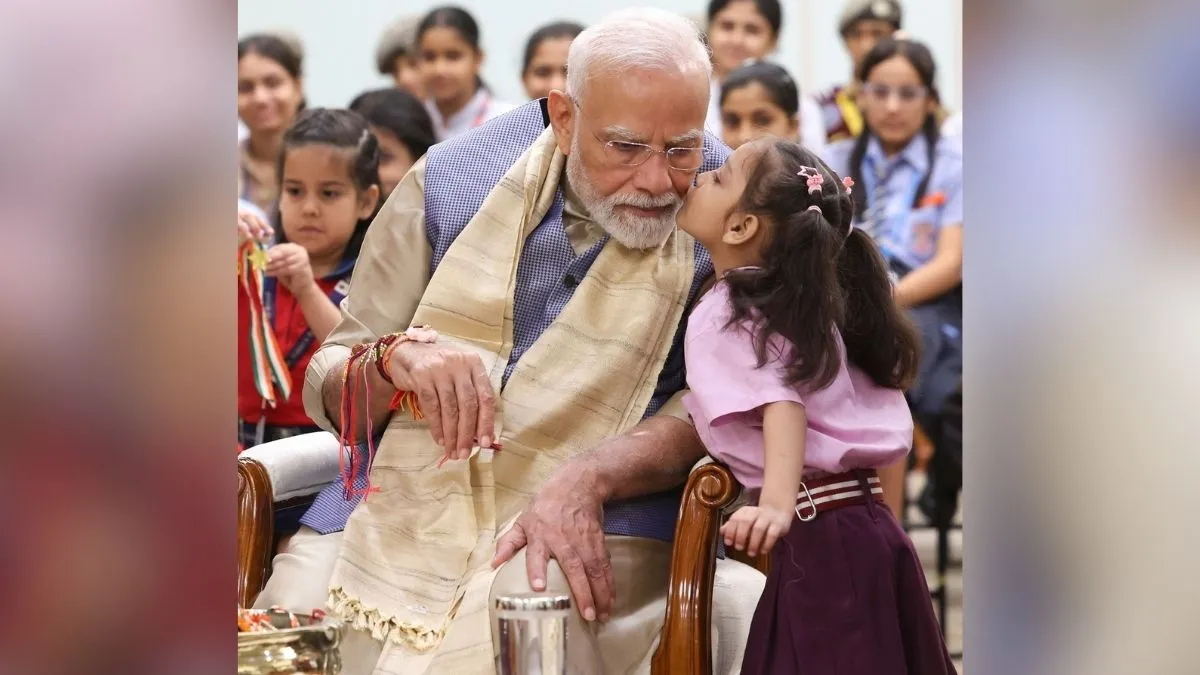 PM मोदी ने स्कूली छात्राओं के साथ मनाया रक्षाबंधन, किया 'हाई-फाइव'; देखें PHOTOS