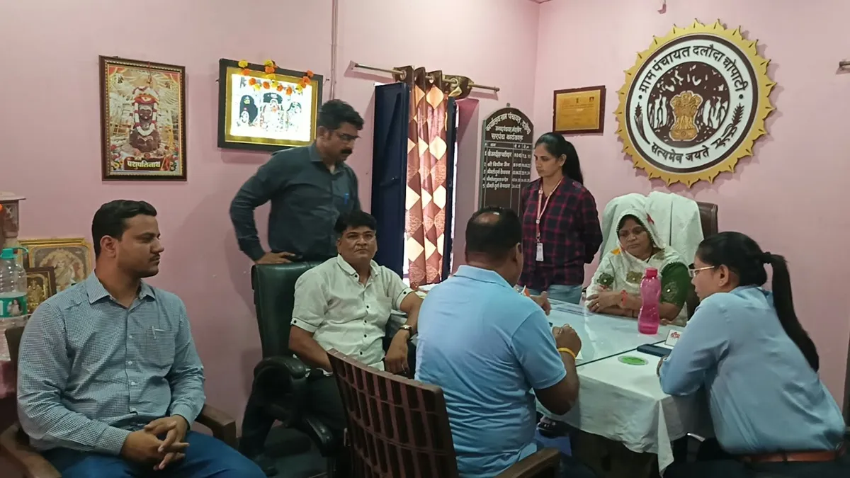 पत्नी सरपंच, पति ठाठ से ले रहा था रिश्वत! EOW ने 4000 रुपये लेते रंगे हाथों दबोचा; देखें तस्वीरें