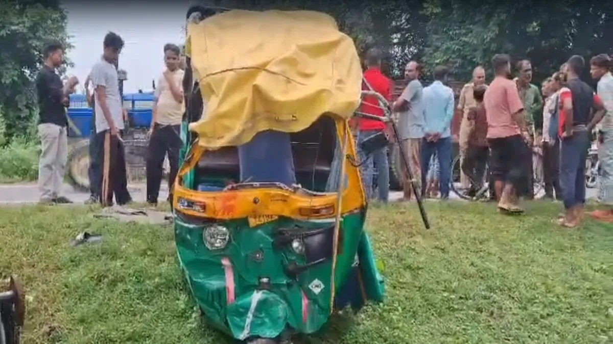 यूपी के संभल में दर्दनाक सड़क हादसा, ऑटो-डंपर की टक्कर में 2 बच्चों समेत 5 की मौत, 6 घायल