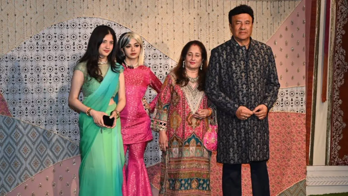 अंबानी गणपति सेलिब्रेशन में अन्नू मलिक की बेटी अदा के अनोखे बाल पर टिकी निगाहें, फैशन एक्सपेरिमेंट देखते रह गए लोग
