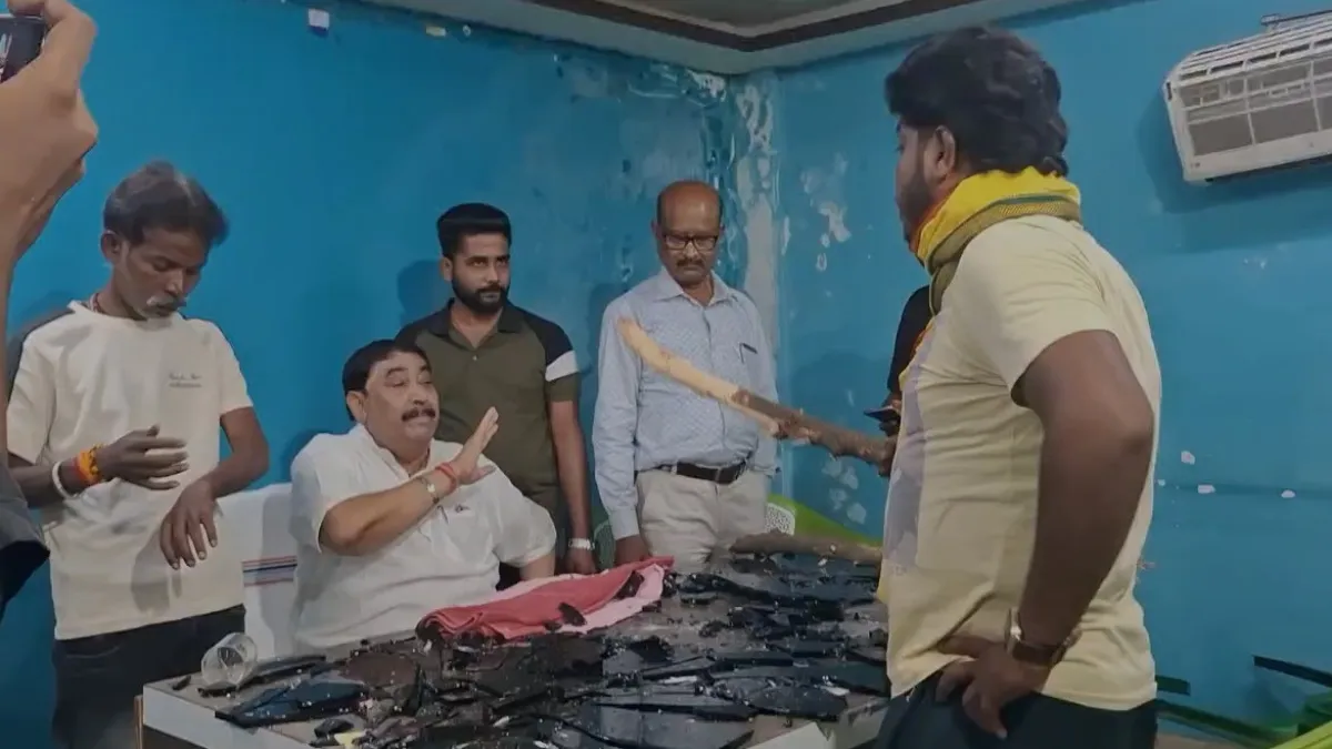 TMC दफ्तर में लाठी-डंडों के साथ घुसे लोग, अनुब्रत मंडल पर भी हमला; VIDEO में देखें तोड़फोड़