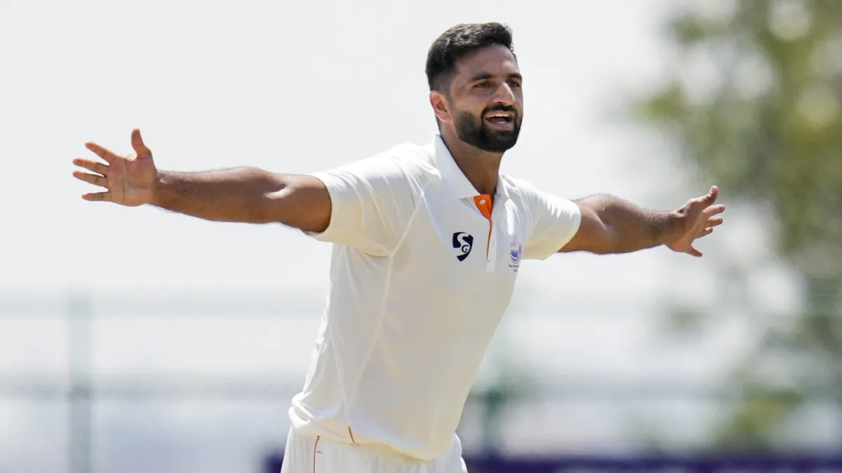 औकिब नबी ने काउंटी चैंपियनशिप में दिखाया गेंद से कमाल, बिखेर दी अंग्रेज खिलाड़ी की गिल्लियां; देखें VIDEO