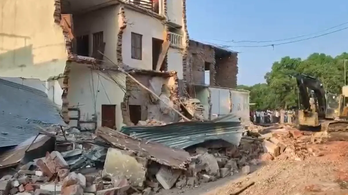 14 कोसी परिक्रमा से पहले अयोध्या में बड़ा एक्शन, तीन मकानों पर चला बुलडोजर