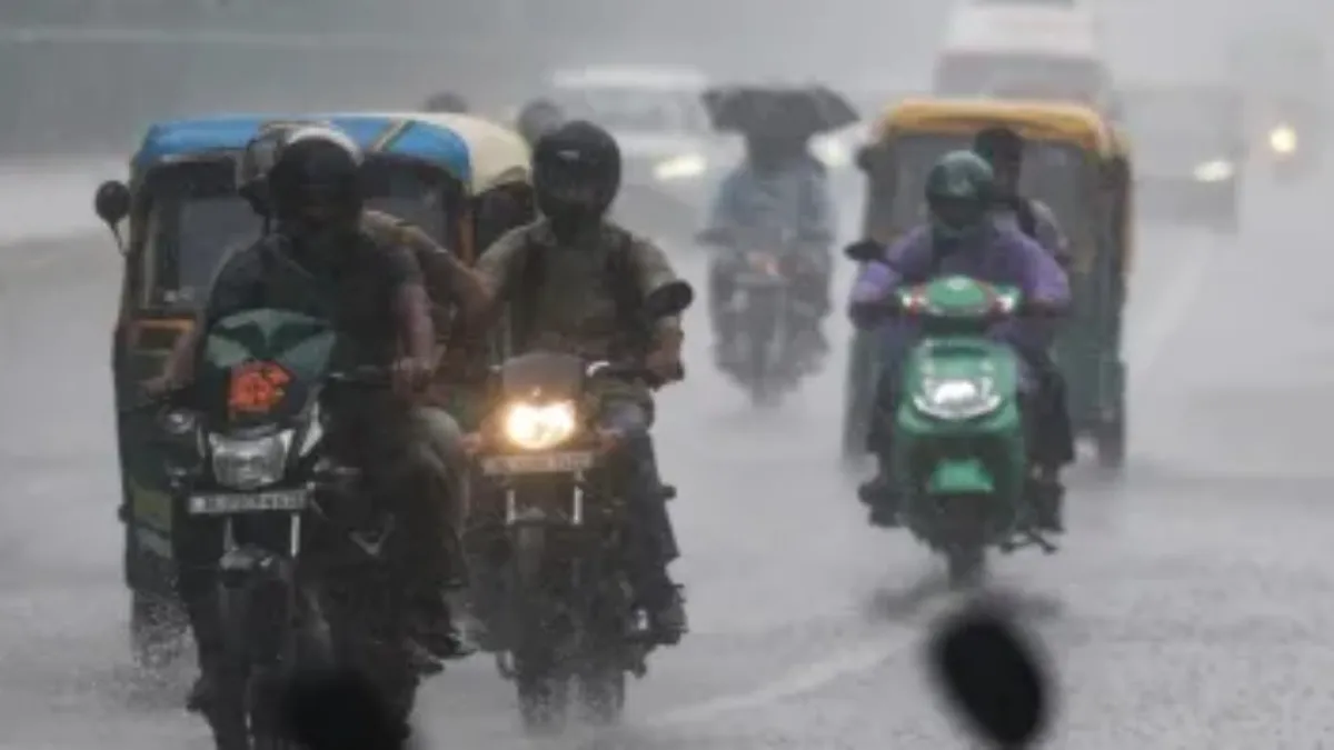 दिल्ली में आज बरसेंगे बादल, 15 से ज्यादा राज्यों में आंधी और लैंडस्लाइड का अलर्ट