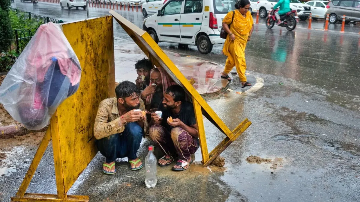 दिल्ली में आज छाता और रेनकोट लेकर निकलें! 11 राज्यों में भारी बारिश का अलर्ट, तेज हवाओं की भी चेतावनी