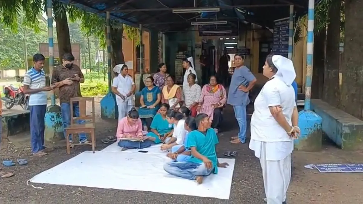 मरीज की मौत के आरोप पर अस्पताल में हंगामा, नर्सों और हेल्थ वर्कर्स से मारपीट, सुरक्षा की मांग को लेकर प्रदर्शन