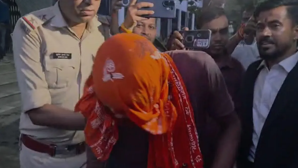 जमुई कोर्ट में पेशी के दौरान लड़की से हैवानियत के आरोपी हरेराम को वकील ने जड़ा थप्पड़, देखें वीडियो